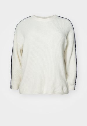 Hvid strikket sweater med lange ærmer, der har et tekstureret stof og marineblå striber langs skuldrene. Klassisk rund halsudskæring, afslappet pasform.