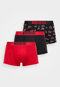 Három férfi boxeralsó pár, egy piros, egy fekete és egy fekete cseresznyemintás. Mindegyik piros rugalmas derékpánttal rendelkezik.