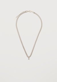 Collier chaîne fine en argent avec un petit pendentif rond en argent, fermé par un fermoir mousqueton sur un fond blanc uni.