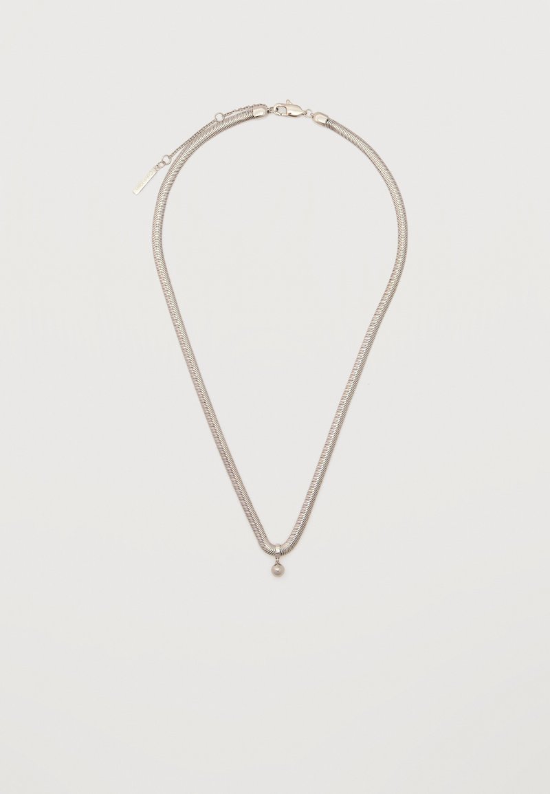 Collier chaîne fine en argent avec un petit pendentif rond en argent, fermé par un fermoir mousqueton sur un fond blanc uni.