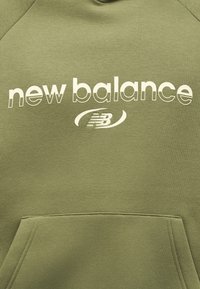 Φούτερ σε ελιά με λευκό κείμενο «new balance» και λογότυπο πάνω από την μπροστινή τσέπη καγκουρό.