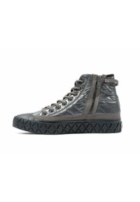 Zapatillas altas de material acolchado gris oscuro con una capucha de goma en la punta, diseño con cordones y una cremallera lateral para un acceso fácil. Suela texturizada.