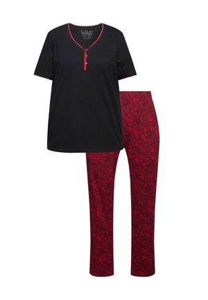 Schwarzes Oberteil mit roten Akzenten, V-Ausschnitt, kurzen Ärmeln und drei Knöpfen. Rote gemusterte Hose mit fließendem Design und leicht strukturiertem Stoff.