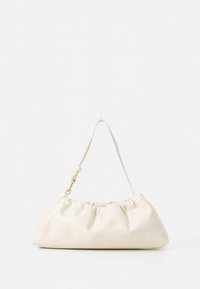 Sac à main en similicuir crème avec un design froncé. Doté d'une seule bandoulière et de ferrures dorées. Texture lisse avec une forme minimaliste.