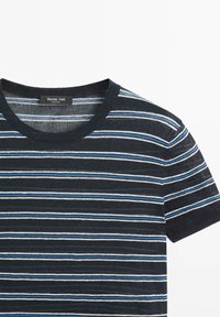 Donkergrijs gebreid T-shirt met korte mouwen en dunne horizontale strepen in wit, lichtblauw en blauw, met een ronde halslijn en een Massimo Dutti-label.