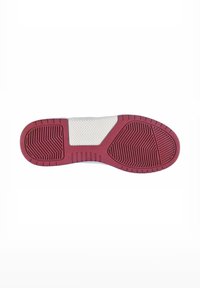 Suola di sneaker a motivo rosso e bianco con grip testurizzato; presenta distinti modelli a spina di pesce e a cerchio.