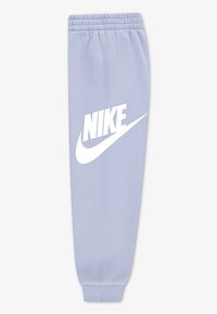 Ανοιχτό μπλε παντελόνι φόρμας Nike με ελαστική μέση και μανσέτες. Μεγάλο λευκό λογότυπο Nike τυπωμένο στο αριστερό πόδι. Απαλή υφή υφάσματος.