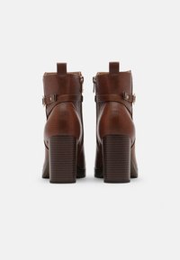 Anna Field Kotníková obuv na vysokém podpatku - cognac
