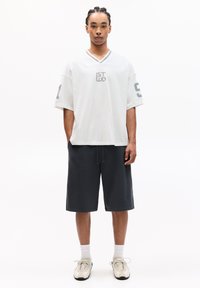 PULL&BEAR - HOCKEY - T-shirt con stampa - white Immagine in miniatura 1