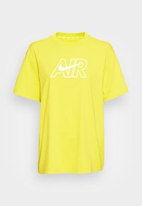 Ljusstark gul t-shirt med korta ärmar, med vit konturerad "AIR"-text och Nike-swooshlogotyp över bröstet.
