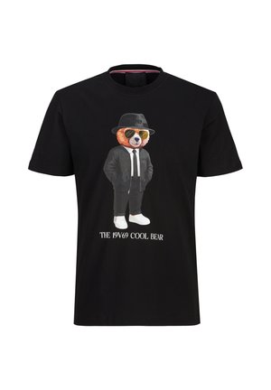 Schwarzes Kurzarm-T-Shirt mit einer Grafik eines Bären, der eine Sonnenbrille, einen Hut, Anzug und weiße Sneakers trägt, mit dem Text "THE 19V69 COOL BEAR" darunter.