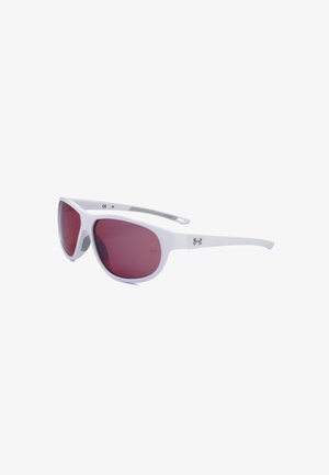 Occhiali da sole sportivi bianchi con lenti rosse e logo Under Armour sulla stanghetta, vista angolata su sfondo bianco.