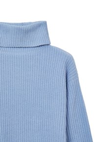 Helles blaues, geripptes Strickpullover mit hohem, umgeschlagenem Kragen und überschnittenen Schultern. Die Textur ist weich und weist vertikale Linien auf.