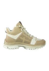 Sneaker alta beige con pannelli in rete e testurizzati, dettagli bianchi e occhielli dorati. Presenta una suola robusta per una migliore aderenza.