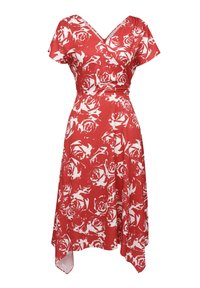 Robe rouge à manches courtes et décolleté en V, ornée d'un imprimé de roses blanches. L'ourlet est asymétrique, créant une silhouette fluide.