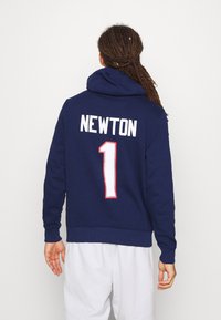 Sudadera con capucha de color azul marino con texto blanco "NEWTON" y el número "1" en la parte trasera. Fabricada con un tejido suave y de corte relajado.