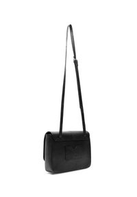 Bolso de hombro de cuero negro con forma rectangular, textura suave, correa ajustable y un detalle de bolsillo frontal.
