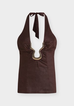 Σκούρο καφέ τοπ με λαιμόκοψη halter, βαθύ V ντεκολτέ, ρυθμισμένο ύφασμα και μεγάλο ασημένιο μεταλλικό διακοσμητικό σε σχήμα U στο κέντρο μπροστά.