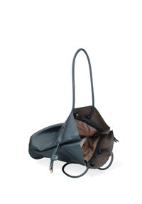 Borsa a spalla in pelle di un profondo blu petrolio con un design spazioso e aperto e una morbida fodera interna marrone. Presenta due manici lunghi e un aspetto minimalista.