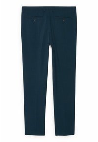 Pantalon marine fabriqué à partir d'un tissu texturé, doté de deux poches arrière avec fermetures à bouton et d'une coupe ajustée.