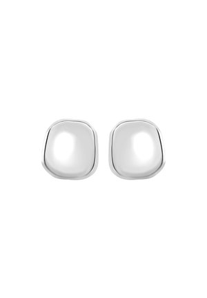 Pendientes de color plateado con forma cuadrada, lisa y redondeada. Presentan un acabado pulido y ligeros reflejos. Diseño minimalista.