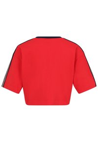 Rød kortærmet cropped t-shirt med kortærmer, prydet med en marineblå krave og sidelister med hvide detaljer. Glat tekstur og afslappet design.
