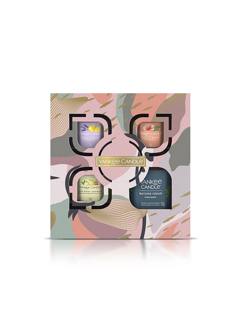 Zestaw prezentowy Yankee Candle składający się z czterech małych świec w pastelowych słoikach: Cytrynowa Lawenda, Tropikalny Wietrzyk, Czerwona Lemonada Jagodowa oraz Cedr Nadmorski, wszystko w ozdobnym pudełku.