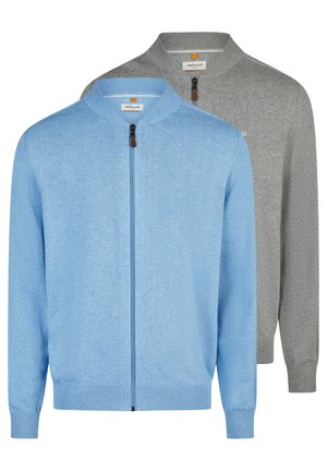 Herrecardigans med fuld lynlås, ribstrikkede manchetter og kant, den ene i lyseblå og den anden i grå, vist forfra på en hvid baggrund.