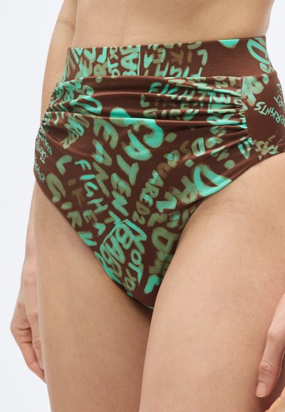 Barna anyagból készült, magasderekú bikini alsó türkiz színű grafikás szöveggel és oldalán gyűrt részletekkel. Simább textúrájú.