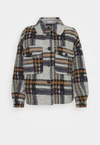 Grijze geruite jas met zwarte, oranje en paarse accenten; voorzien van een kraag, vier zakken en knoopsluitingen; zachte, gestructureerde stof.