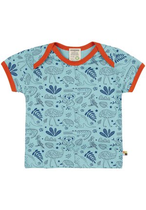 T-shirt en coton bleu clair à manches courtes avec un motif ludique d'animaux et de plantes en marine et blanc. Accents orange au niveau de l'encolure.
