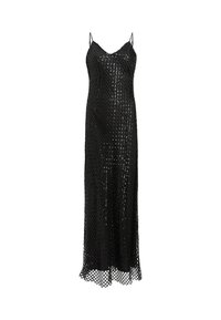 Vestito nero lungo fino al pavimento con una silhouette aderente, realizzato in un materiale testurizzato simile a una rete da pesca. Presenta spalline sottili regolabili e un orlo ondulato.