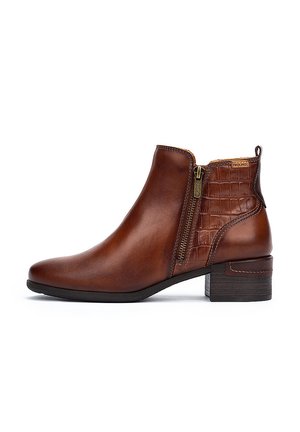 Bottes chelsea en cuir marron avec fermeture éclair sur le côté, accent gaufré crocodile, bout rond et petit talon carré. Fini lisse avec un minimum de couture.