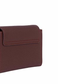 Portafoglio in pelle bordeaux con finitura testurizzata, dotato di chiusura a pattina e cuciture a contrasto. Forma rettangolare compatta, design minimalista.
