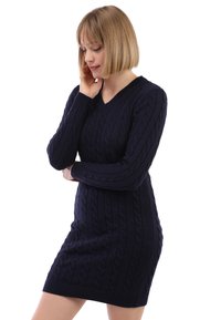 Vestito in maglia navy con scollo a V, caratterizzato da un motivo a trecce, maniche lunghe e una vestibilità aderente che si estende sopra le ginocchia.