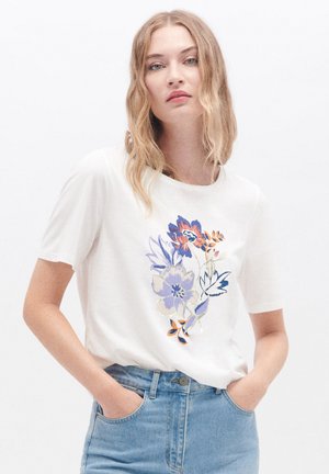 Witte katoenen t-shirt met een kleurrijke bloemenprint in paars, blauw, oranje en groen. Korte mouwen, ronde hals en een relaxte pasvorm.