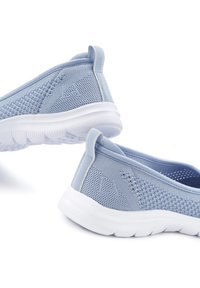 Blaue Slipper aus Mesh-Obermaterial, mit strukturierten Einsätzen und einer weißen Gummisohle, ausgestattet mit einem gepolsterten Kragen und einem Zugband für einfaches An- und Ausziehen.
