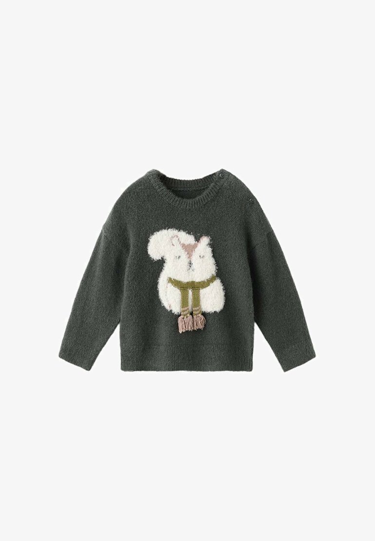 Grüner gestrickter Pullover mit langen Ärmeln und Rundhalsausschnitt, der ein fluffiges weißes Tierdesign mit einem grünen Schal und Quasten zeigt.
