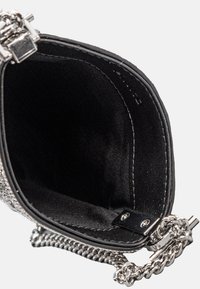 Borsa nera con esterno testurizzato, tracolla in catena argento e interno liscio nero. Caratterizzata da accessori metallici e una chiusura sicura.