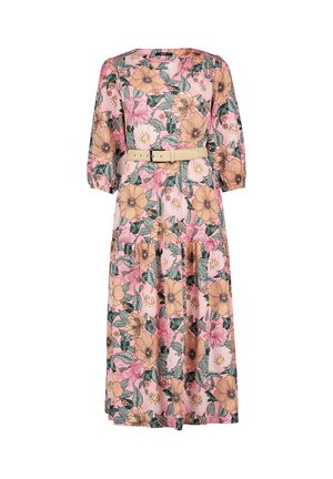 Robe midi rose avec un grand imprimé floral pêche et rose, manches bouffantes trois-quarts et ceinture beige à la taille.