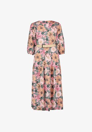 Robe midi rose avec un grand imprimé floral pêche et rose, manches bouffantes trois-quarts et ceinture beige à la taille.