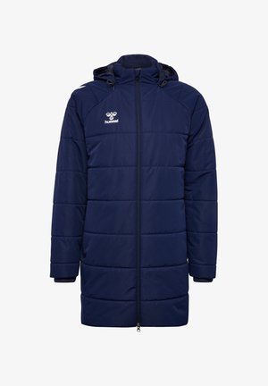 Marineblå polstret jakke med hætte, prydet med quiltet design, lynlås foran og logo på øverste venstre side. Justerbare snore inkluderet.