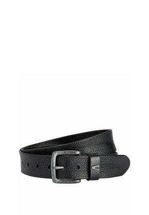 Zwarte leren riem met een gestructureerde oppervlakte, voorzien van een zilverkleurige metalen gesp en meerdere gaatjes voor maatverstelling.