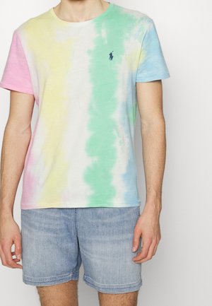 T-shirt z krótkim rękawem z wzorem tie-dye w pastelowych kolorach: różowym, żółtym, zielonym i niebieskim. Haftowane logo na piersi.