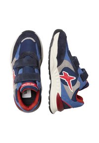 Scarpe sportive blu e grigie con accenti rossi, dotate di due cinturini in velcro, tessuto strutturato e una suola imbottita e decorata.