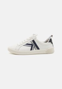 Sneaker bianca in pelle, con accenti in blu navy, design con lacci e suola in gomma testurizzata con dettagli a strisce lungo i lati.