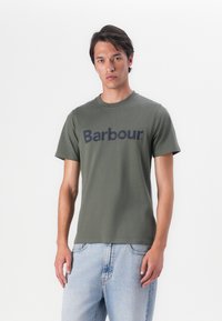 Barbour LOGO TEE - T-shirt estampada - thyme