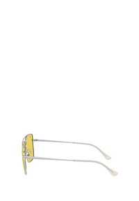 Occhiali da sole con tonalità gialla e montatura geometrica. Astine in metallo argento sottili, punte trasparenti e logo del marchio discreto sulla lente.