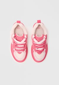 Sneaker rosa e bianchi con tessuto in rete, accenti testurizzati, punta rotonda e lacci a fantasia. Presenta un logo sulla linguetta e sul tallone.