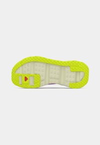 Σόλα παπουτσιού με έντονο κίτρινο, υφασμένο καουτσούκ εξωτερικής σόλας και λευκή μεσαία σόλα. Διακριτά σχέδια πρόσφυσης και ένα επισημασμένο στοιχείο σχεδίασης.